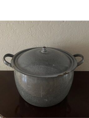 Antique 1920’s Large grey and white speckled enamel ware  pot rounded shape VGC
